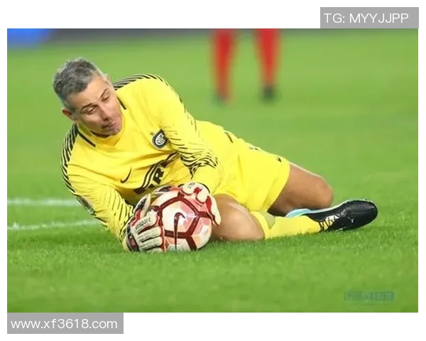 老足球明星齐聚一堂展现昔日风采与当今球星对比的精彩瞬间 老足球明星齐聚一堂展现昔日风采与当今球星对比的精彩瞬间