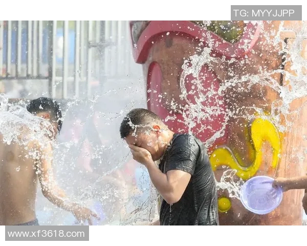 足球明星享受夏日清凉时光与冰淇淋的甜蜜瞬间 足球明星享受夏日清凉时光与冰淇淋的甜蜜瞬间